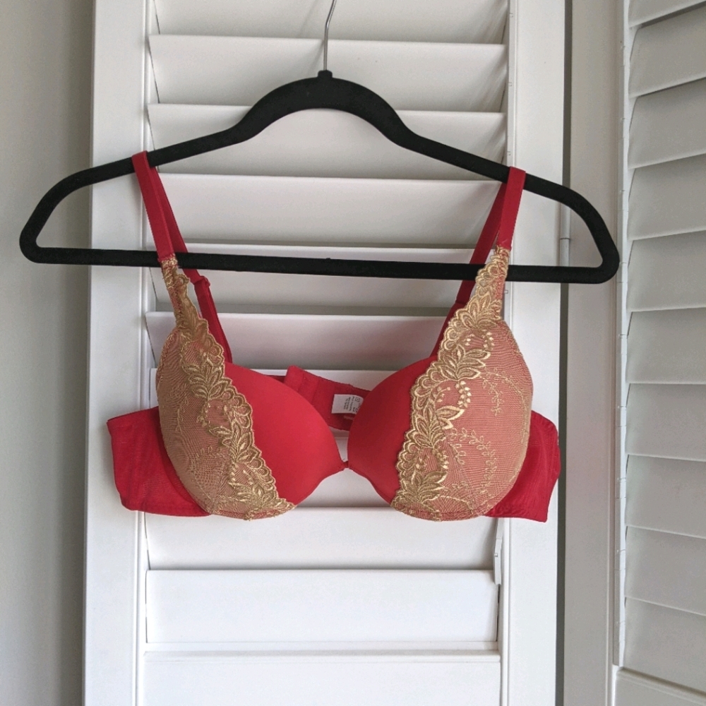 NWOT Triumph Push-up Lace Detailing Red Bra
